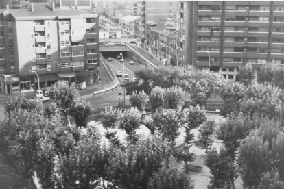 Vista aérea de la plaza Circular hacia el túnel de San Isidro en los años 80 (1986).