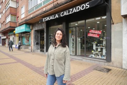Sara del Pozo, dueña de Calzados Eskala, situada en el número 3.