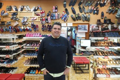 David Conde, dueño de Calzados Toñín, en el número 7.