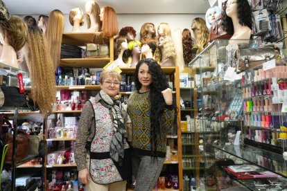 María Eugenia Gimón, dueña de Comercial Arioma, con Ivelina Milenova, una de sus mejores clientas.