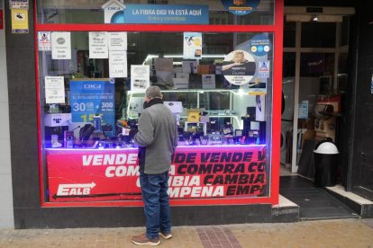 Un hombre revisa el escaparate de la tienda Empeños a lo bestia.