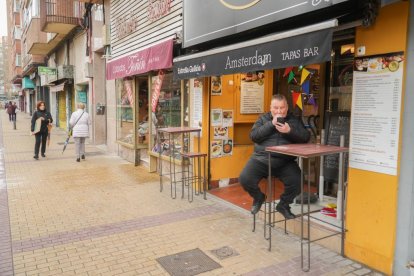 Un cliente del bar Ámsterdam disfruta de su consumición.