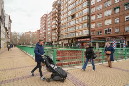 Varias personas pasean por la zona que se peatonalizó hacer unos años al lado del túnel de San Isidro.