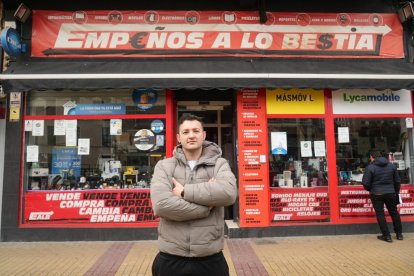 Cristian Craciun, responsable de la casa de empeños y artículos de segunda mano Empeños a lo bestia.