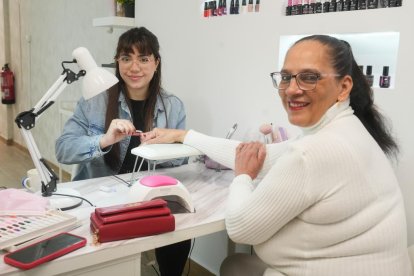 Valentina Henríquez, dueña del centro de uñas Valti Studio, atendiendo a Asia Vega, una cliente muy satisfecha.