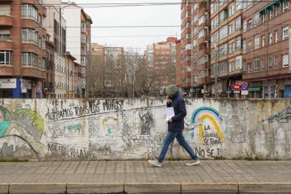 El muro que separa la calle San Isidro.