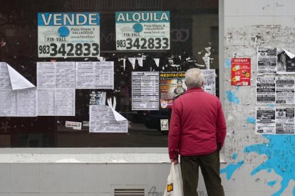 Un hombre revisa los carteles en uno de los establecimientos que se alquilan.