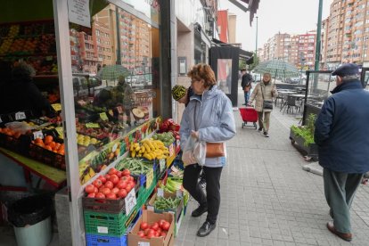 Varias clientas en una de las fruterías de la zona.