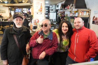 Felipe Rabadán, Juan Oliveros y Mariano Martín con Alicia Sastre, dueña del bar Las Cubas 2 en el número 22.