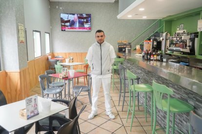 Angel Alexandrov, dueño de la churrería La Taza en el número 32.