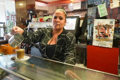 Magdelen García, dueña del bar Marga 1 y 2, en el número 69.