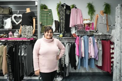 Marta Lorenzo, dueña de la tienda de moda Daniela Moda y Complementos, en el número 67.