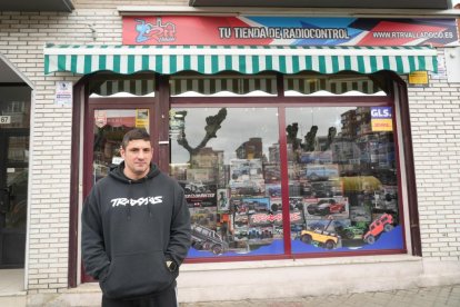 Luis Rebollo, dueño de la tienda de coches con radiocontrol RTR Valladolid, en el número 67.
