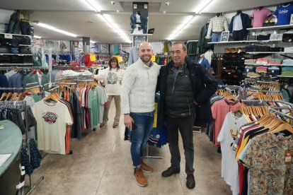 Eduardo Martín, dueño de Almacenes San Isidro, con Antonio Gómez, representante de una conocida marca de ropa y amigo.