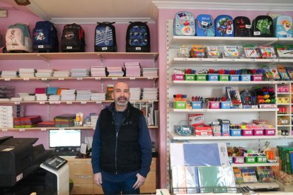 Carlos Sanz, dueño de la librería y papelería Fulmar, en el número 63.