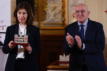 Rocío Arroyo, fundadora de Amadix, recibe el reconocimiento de Jesús Julio Carnero