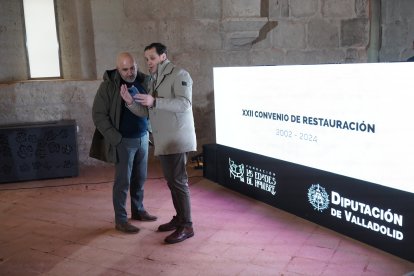 Conrado Íscar, junto con el secretario general de la Fundación Las Edades del Hombre, José Enrique Martín Lozano en la presentación de las obras de la provincia restauradas durante 2024.