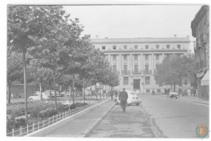 El Banco de España, al fondo, en los años 60 del siglo pasado en la plaza de España de Valladolid