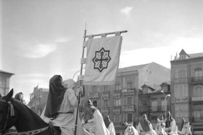 El pregón de las Siete Palabras, en 1966, transcurre por la plaza de España
