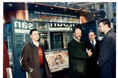 Inauguración del kiosco modelo 'casco histórico' en 1997 en la plaza de España