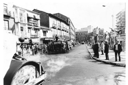 Obras de asfaltado en los años 80 del siglo pasado en la plaza de España de Valladolid