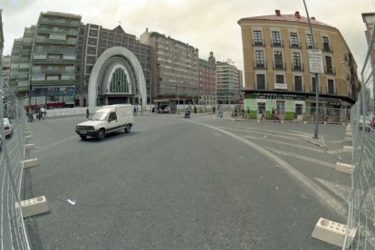Vista desde López Gómez en los años 90, antes de 1996, cuando se remodeló la plaza