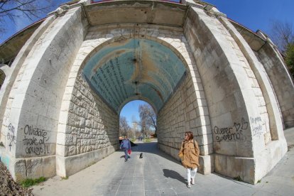 Mural bajo el puente de Poniente de Valladolid