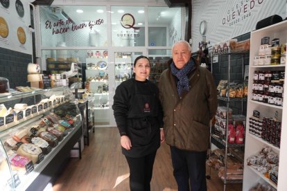 Jennifer Cuadrado con Jesús Quevedo, trabajadora y dueño de la tienda de quesos Quevedo, con la fábrica en Valoria la Buena, en el número 6. 