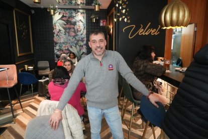 Mario Aguado, dueño de la cafetería Velvet, en el número 5.