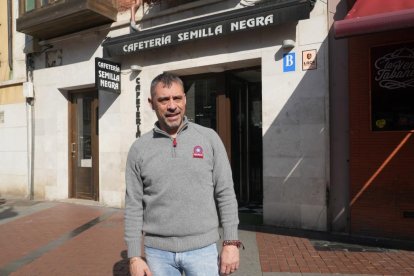 Mario Aguado, también dueño de la cafetería Semilla Negra, en el número 3.