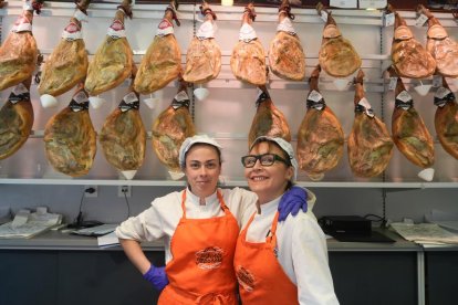 Laura Castro con Mónica Rojo, parte del equipo de la carnicería/charcutería La Venta Tabanera, en el número 4. 