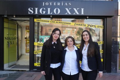 María Fernández, Miriam Martín y Leyre Laguna, equipo de la joyería Siglo XXI, en el número 11. 