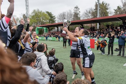 Jugadoras de El Salvador alzan la Copa de la Reina.
