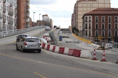 Obras en el paso elevado del Paseo Arco Ladrillo de Valladolid.