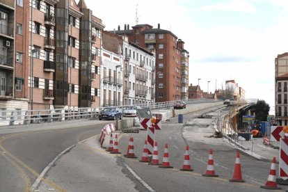 Obras en el paso elevado del Paseo Arco Ladrillo de Valladolid.