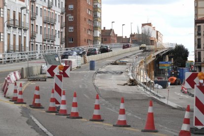 Obras en el paso elevado del Paseo Arco Ladrillo de Valladolid.