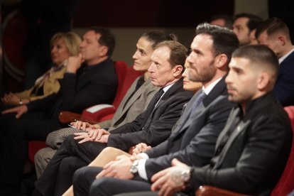 Banquillo de lujo: Eusebio Sacristán, Montse Tomé, Emilio Butragueño, María Pérez, Saúl Craviotto e Ilia Topuria.