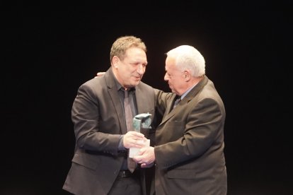 Eusebio Sacristán recoge su premio de manos del consejero Gonzalo Santonja.