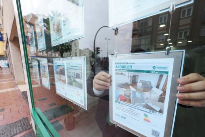 Carteles de pisos en el mercado inmobiliario de Valladolid.