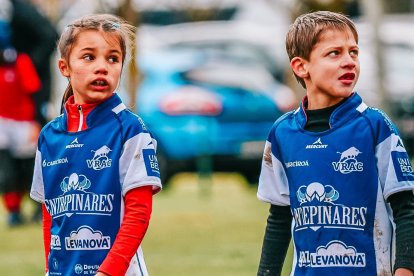 Un niño y una niña en el Torneo Internacional de Escuelas.