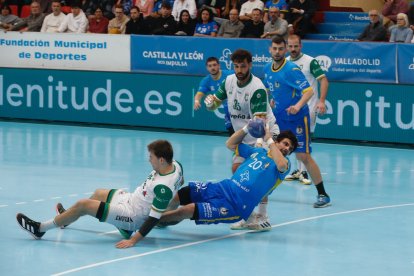 Pedro Martínez lucha en los seis meros en una acción ante el Anaitasuna.