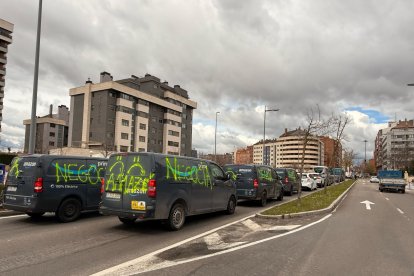 Las furgonetas de reparto recorrieron Valladolid como protesta contra Amazon en plena hora punta.