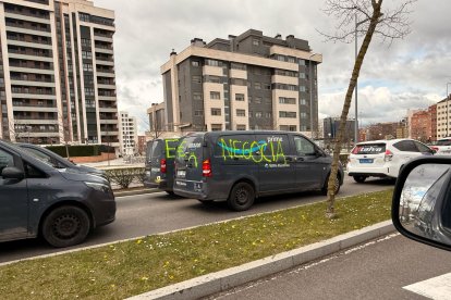 Las furgonetas de reparto recorrieron Valladolid como protesta contra Amazon en plena hora punta.