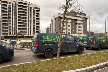 Las furgonetas de reparto recorrieron Valladolid como protesta contra Amazon en plena hora punta.
