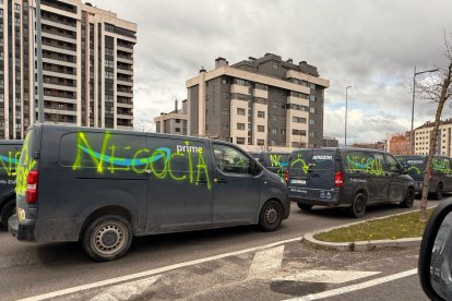 Las furgonetas de reparto recorrieron Valladolid como protesta contra Amazon en plena hora punta.