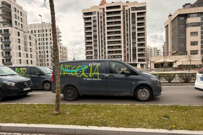 Las furgonetas de reparto recorrieron Valladolid como protesta contra Amazon en plena hora punta.