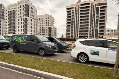 Las furgonetas de reparto recorrieron Valladolid como protesta contra Amazon en plena hora punta.