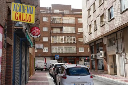 Un cartel anuncia la academia Gallo en la calle que lleva su mismo nombre.