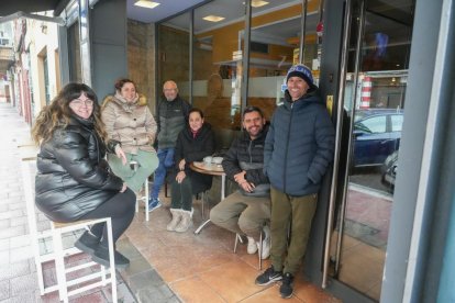Un grupo de amigos toma café en la terraza del bar Menfis.
