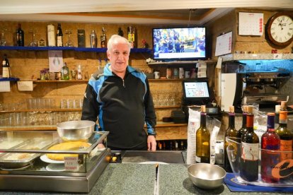 Esteban González, propietario del bar Menfis, en el número 4.